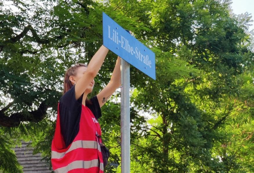 Neues Straßennamensschild an der Lili-Elbe Straße
